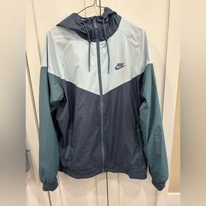 Men’s Nike Windrunner jacket in two-toned blue. Size L